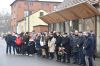 Ludzie stoją na ul. Średniej